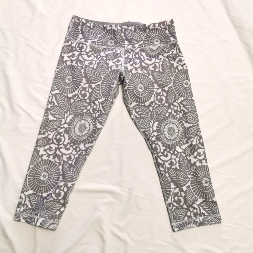 Lululemon Grey White Floral Wunder Under Crop Leggings 10